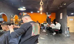 Müzik ve Tıraş Birleşti: İznik'teki Kuaför Dükkanında Yeni Moda Deneyim!