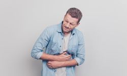 Geçmeyen Karın Ağrısı Masum Olmayabilir! Crohn Hastalığı Sessizce İlerliyor