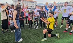 Şampiyonluk Sevinci Sahada Evlilik Teklifine Dönüştü