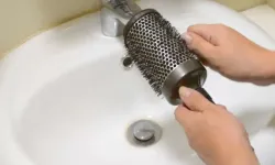 Tarak Seçerken Dikkat Etmemiz Gerekenler Nelerdir? Saç Sağlığınızı Korumak İçin Doğru Tarak Seçimi Yapmalısınız!