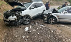 İnegöl’de Cip ile Otomobil Kafa Kafaya Çarpıştı: 3 Kişi Yaralandı