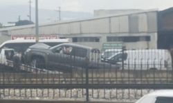 Bursa'da Araç Yağmurda Kontrolden Çıktı, Durağa Daldı!