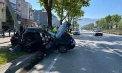 Bursa’da Otomobil Direğe Çarptı: Biri Ağır 2 Yaralı
