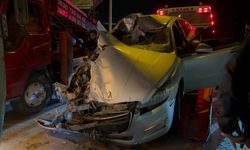 Bursa'da Otomobil Kamyona Çarptı, 2 Yaralı!