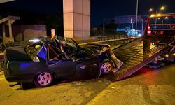 Bursa’da Otomobil Tıra Çarptı, Sürücü Araçta Sıkıştı