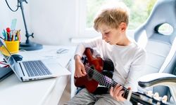 Evde Gitar Çalmayı Kursa Gitmeden Öğrenmek Mümkün mü? İşte Başlamanın Püf Noktaları