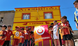 Galatasaraylı taraftar evinin dış cephesini sarı-kırmızıya boyatıp, Osimhen ve 5. yıldızı ekledi