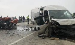Gemlik’te minibüs ile otomobil kafa kafaya çarpıştı: 12 yaralı, taraflar birbirine girdi