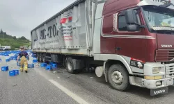 Balıkesir-Bursa Yolunda İki Tır Çarpıştı, Yol Kapanarak Temizlendi