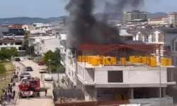 Bursa'da 3 Katlı Binanın Çatı Katı Alevlere Teslim Oldu