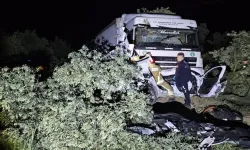 Bursa’da Tır Otomobili Metrelerce Sürükledi, Otomobil Sürücüsü Olay Yerinde Hayatını Kaybetti