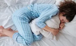 Her Gece Aynı Tarafa Yatmak Sağlığı Etekler mi? Vücudun Hangi Bölgeleri Zarar Görebilir ve Neye Dikkat Edilmelidir?