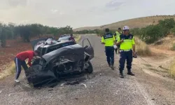 İki Otomobil Kafa Kafaya Çarpıştı: 1'i Ağır 8 Yaralı
