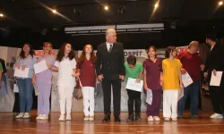 İnegöl’de Sahne Miniklerin, Tiyatro Gösterisi İzleyiciden Tam Not Aldı