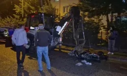 Motosiklet, Park Halindeki 10 Tonluk İş Makinesine Çarptı: 2 Kişi Yaralandı