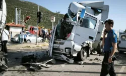 Tır, Işıkta Bekleyen Otobüs ve Otomobile Çarptı: 6 Yaralı