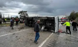 Isparta’da yolcu midibüsü devrildi: 16 kişi yaralandı