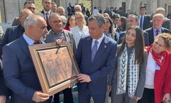 İnegöl İlçe Başkanı Zemci Şahin’den Özgür Özel’e Anlamlı Hediye