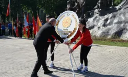 İnegöl’de 19 Mayıs coşkusu heykel meydanında yaşandı