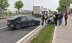 İnegöl'de Orta Refüje Çarpan Otomobil Kaldırıma Çıktı, Sürücü Yaralandı