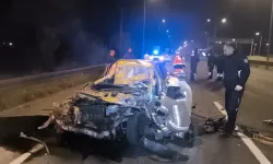 İnegöl'de otomobil kamyonun altına girdi