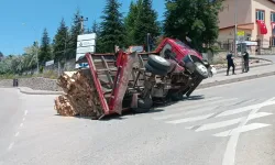 İnegöl’de virajı alamayan kamyonet devrildi