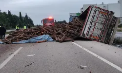 Mustafakemalpaşa’da Odun Yüklü Kamyon Devrildi: 3 Kişi Yaralandı