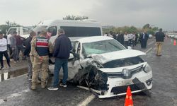Şanlıurfa'da Minibüs ile Otomobil Kafa Kafaya Çarpıştı