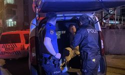Sevgilisinden ayrılan alkollü kadın, annesini bıçakla rehin aldı