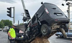 Sinyalizasyon direğine çarpan araçta facia: 1 ölü, 3 ağır yaralı