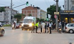 İnegöl’de Kavşakta Kaza: Motosiklet ile Otomobil Çarpıştı, 2 Genç Yaralandı