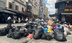 İzmir Büyükşehir Belediyesi’ndeki grev nedeniyle çöpler sokaklara taştı