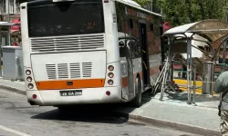 Eskişehir’de Otobüs Tramvay Durağına Daldı: 2 Yaralı