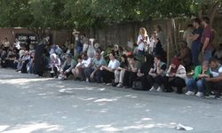 Bursa'da onlar içeride, aileleri dışarıda ter döktü
