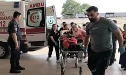 İnegöl’de Motosiklet Otomobile Çarptı: 2 Genç Ağır Yaralı
