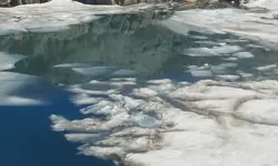 Uludağ’da Haziran Ayında Buzlu Göle Girdiler!