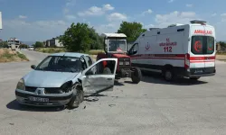 İnegöl'de Traktörle Otomobil Çarpıştı: Kontrolsüz Kavşakta 1 Kişi Yaralandı!