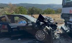 Bursa’da Tırla Çarpışan Otomobil Hurdaya Döndü: 1 Ölü, 2 Yaralı
