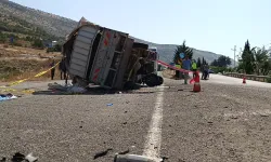 Kamyonet ile Otomobil Çarpıştı: 1 Ölü, 5 Yaralı