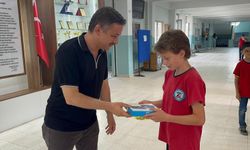 Düzce’de Örnek Davranış: Yerdeki Çöpü Çöpe Atan Öğrenciye Tablet Hediye Edildi