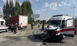 TIR ile Ambulans Çarpıştı! 5 Kişi Yaralandı...