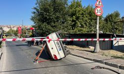 Araca yaslanarak arkadaşıyla konuşan şahsa otomobil çarptı