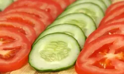 Domates ve salatalık birlikte tüketilirse ne olur? Sağlıklı sandığımız bu alışkanlık vücuda zarar veriyor olabilir mi?