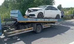 İnegöl’de Otomobil Bariyerlere Çarptı: 2’si Çocuk 4 Yaralı