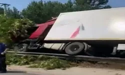 Kestel'de Tır Bariyerlere Çarpıp Devrildi: Sürücü Yaralandı