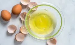 Sadece Kek Kabartmıyor, Cildi de Gençleştiriyor:  Yumurta Akıyla Kırışıklıklara Veda!