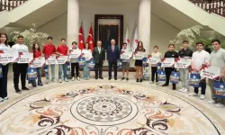 Vali Ayyıldız'dan Tam Puan Alan Öğrencilere Ödül ve Teşekkür