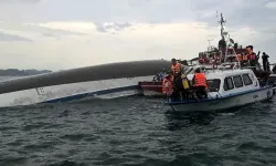 Vietnam’da Fırtınada Tur Teknesi Alabora Oldu: 27 Ölü