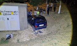 İnegöl’de Direksiyon Hakimiyetini Kaybeden Otomobil Elektrik Trafosuna Çarptı