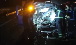 Bursa'da Otomobil Kamyona Çarptı!